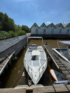 Vaade apartemendi lähedal voolavale jõele