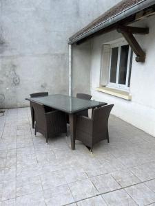 a black table and chairs on a patio at La p tite maison in Gien