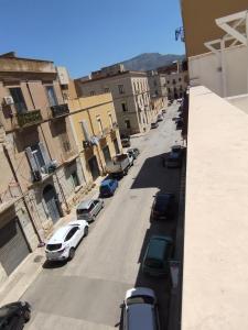 - une vue sur une rue avec des voitures garées sur la route dans l'établissement Casa vacanze Nonna Lina - Trapani, à Trapani