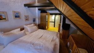 1 dormitorio con 1 cama blanca grande en una habitación en Hexenhütte, en Sankt Andreasberg