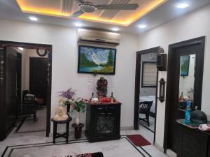 een kamer met een woonkamer met een plafondventilator bij YANA B&B in New Delhi