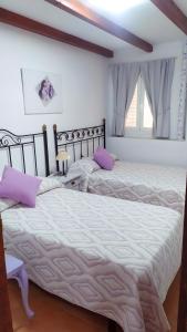 deux lits côte à côte dans une chambre dans l'établissement Los Cabales, à Torres