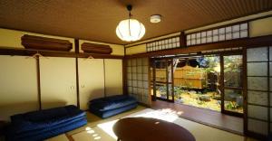 44-49 Bishamoncho - Hotel / Vacation STAY 7917 في كيوتو: غرفة بها كنب وطاولة ونافذة
