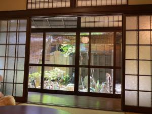 44-49 Bishamoncho - Hotel / Vacation STAY 7917 في كيوتو: باب مفتوح لحديقة خارج المبنى