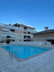 einem Pool vor einem Gebäude in der Unterkunft Appartement bord de mer avec piscine in Vallauris