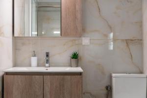 ニキティにあるSithonia RS Olive Luxury Maisonetteの洗面台、鏡、トイレ付きのバスルーム +47枚の写真