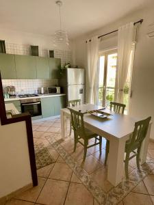cocina con mesa blanca y sillas en Casa Kirribilli Palermo en Palermo