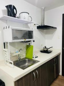 Una cocina o zona de cocina en Vinia Infinity Studio 1 Near Malls with WiFi and Netflix