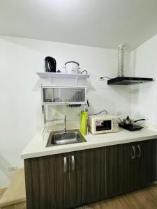 Una cocina o zona de cocina en Vinia Infinity Studio 1 Near Malls with WiFi and Netflix