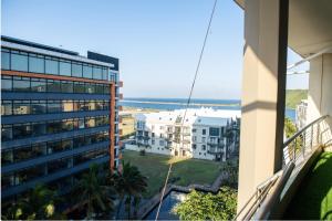 een uitzicht op de oceaan vanuit een gebouw bij Ushaka Waterfront Penthouse with Rooftop Jacuzzi in Durban