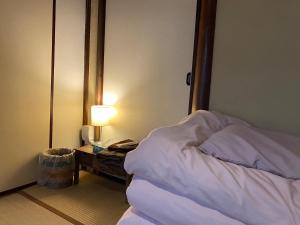 sypialnia z łóżkiem i lampką na stole w obiekcie 44-49 Bishamoncho - Hotel / Vacation STAY 7919 w mieście Kioto
