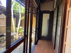 wejście do domu ze szklanymi drzwiami w obiekcie 44-49 Bishamoncho - Hotel / Vacation STAY 7919 w mieście Kioto