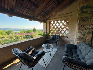 d'une terrasse avec des chaises, un canapé et une table. dans l'établissement Cascina gnocca VIVERONE avventura, à Viverone