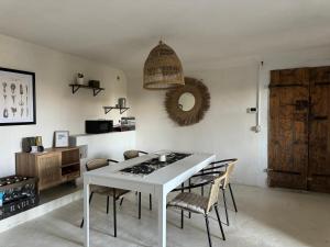 Cascina gnocca VIVERONE avventura في فيفيروني: غرفة طعام مع طاولة بيضاء وكراسي