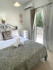 um quarto com uma cama grande e uma janela em Aqua Seaview Suite em Barbati