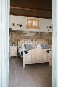 two white beds in a bedroom with a tile floor at Alisios HOT TUB sauna piscina y naturaleza in Buzanada