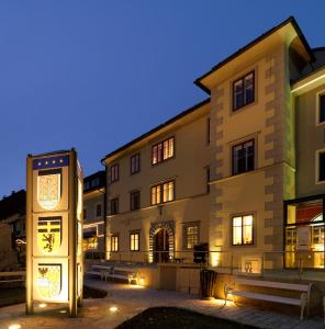 ein Gebäude mit einem Schild davor in der Unterkunft Ferienappartements Oberstbergmeisteramt in Obervellach