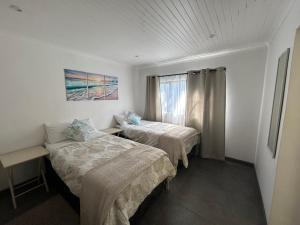 ein Hotelzimmer mit 2 Betten und einem Fenster in der Unterkunft Villa da Lucia in St Lucia