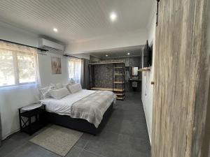 Un dormitorio con una cama grande en una habitación. en Villa da Lucia, en St Lucia