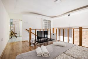 een slaapkamer met een bed met twee handdoeken erop bij Stylish Natural Apartment with SAUNA - Heroes Square in Boedapest