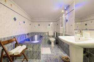 een badkamer met een wastafel, een bad en een toilet bij Stylish Natural Apartment with SAUNA - Heroes Square in Boedapest