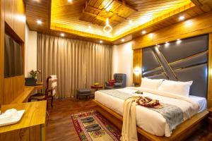 Postel nebo postele na pokoji v ubytování Jannat Resort and Spa Manali A Centrally Heated Himalayas View Resort