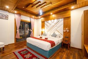 Postel nebo postele na pokoji v ubytování Jannat Resort and Spa Manali A Centrally Heated Himalayas View Resort