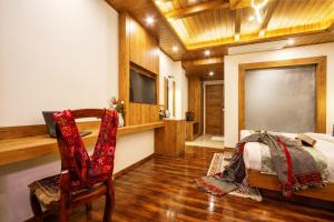 Postel nebo postele na pokoji v ubytování Jannat Resort and Spa Manali A Centrally Heated Himalayas View Resort