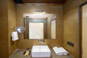 Koupelna v ubytování Jannat Resort and Spa Manali A Centrally Heated Himalayas View Resort