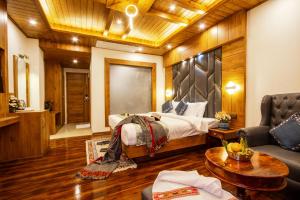 Postel nebo postele na pokoji v ubytování Jannat Resort and Spa Manali A Centrally Heated Himalayas View Resort