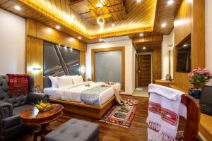 Postel nebo postele na pokoji v ubytování Jannat Resort and Spa Manali A Centrally Heated Himalayas View Resort