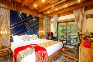 Postel nebo postele na pokoji v ubytování Jannat Resort and Spa Manali A Centrally Heated Himalayas View Resort