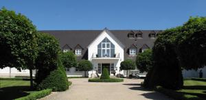 una grande casa bianca con il tetto nero di Natur & Wellness Ferienhaus Garden a Siedlung Bergheide