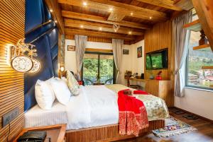 Postel nebo postele na pokoji v ubytování Jannat Resort and Spa Manali A Centrally Heated Himalayas View Resort