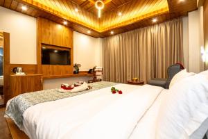 Postel nebo postele na pokoji v ubytování Jannat Resort and Spa Manali A Centrally Heated Himalayas View Resort