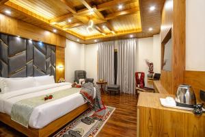 Postel nebo postele na pokoji v ubytování Jannat Resort and Spa Manali A Centrally Heated Himalayas View Resort