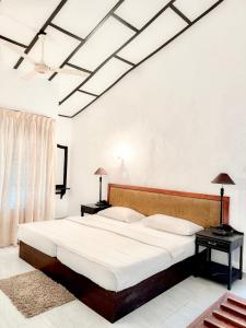 um quarto com uma cama grande e 2 mesas de cabeceira em Moonbeam Kandy em Kandy