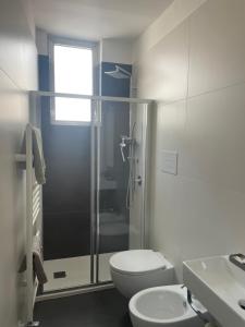 La salle de bains est pourvue d'une douche, de toilettes et d'un lavabo. dans l'établissement La Casa di Nonna Lina, à Ordona