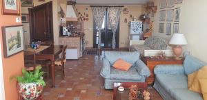 uma sala de estar com um sofá e uma mesa em LA CASA DI ENZA em Santa Margherita di Belice