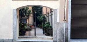 科莫的住宿－馬科酒店，一座有门和植物的建筑的入口