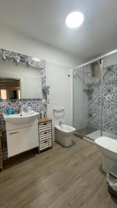 y baño con lavabo, aseo y ducha. en La Dimora del Viaggiatore Luxury Apartments, en Mazara del Vallo