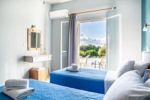 Postel nebo postele na pokoji v ubytování Anastasia Studios Katelios
