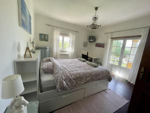 En eller flere senge i et værelse på Farmhouse Sleeps 8 with Pool & Horses + 17 billeder