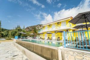 uma villa com piscina num resort em Anastasia Studios Katelios em Kateleios