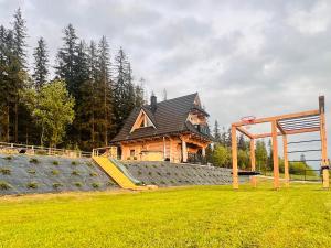 een blokhut met een fitnessruimte bij Legenda Lasu - drewniany domek w górach, przy stoku narciarskim Kotelnica, Białka Tatrzańska, w pobliżu Term Bania in Groń