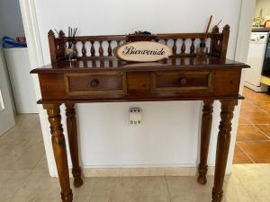 einem Holztisch mit einem Kissen darüber in der Unterkunft Precioso apartamento con vistas al mar in Benicàssim + 45 Fotos