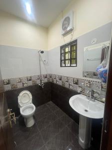 een badkamer met een toilet en een wastafel bij Shah Guest House in Jhelum