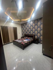 een slaapkamer met een bed in de hoek van een kamer bij Shah Guest House in Jhelum