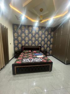 Jhelum的住宿－Shah Guest House，卧室配有一张床