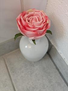 FelsbergにあるHelles, kleines Zimmerglückの白い花瓶に座るピンクのバラ